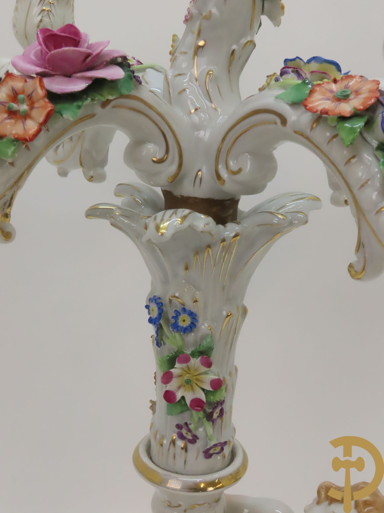 Twee porseleinen vijfarmige kandelaars met cupido