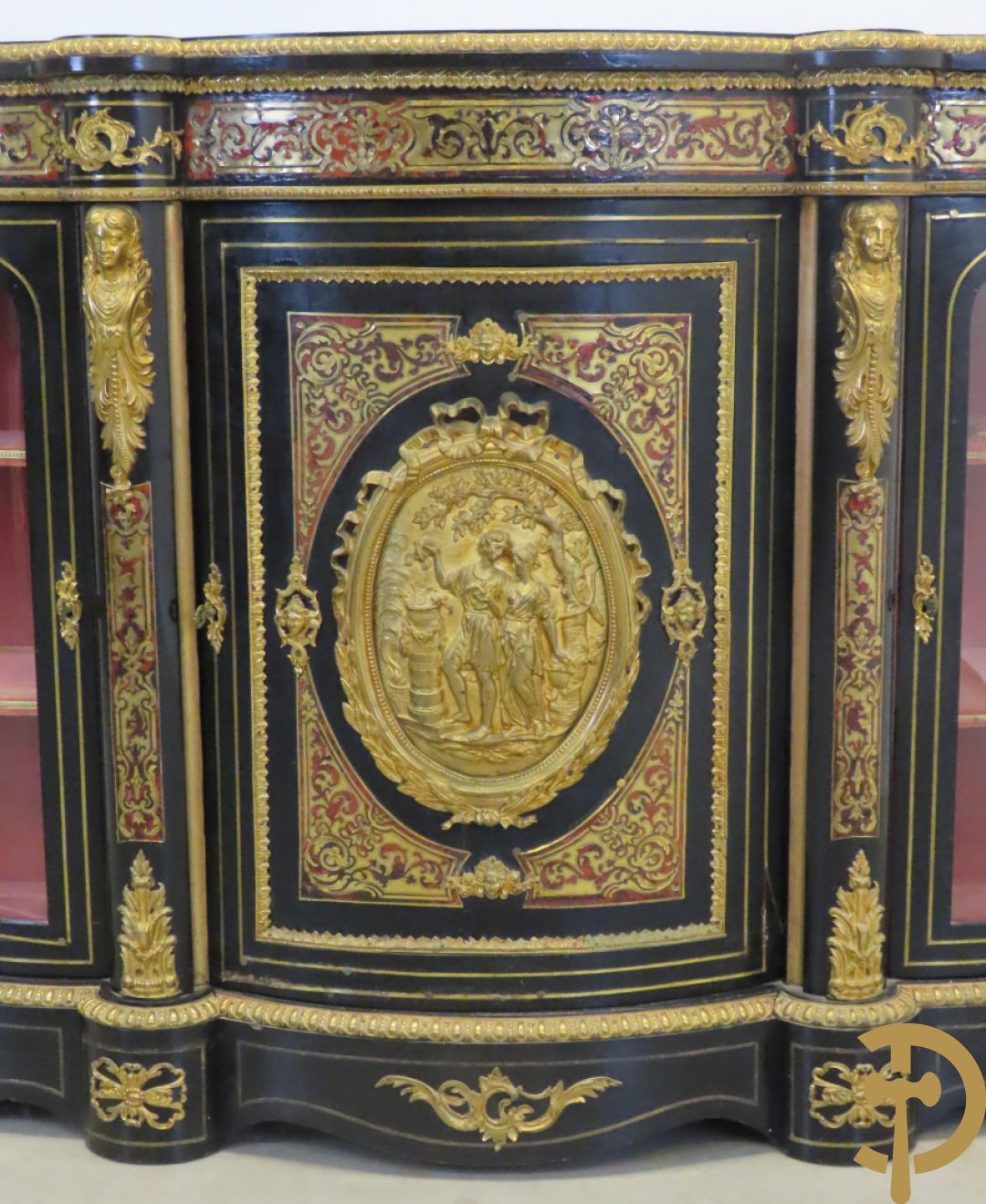 Napoleon III dressoir, centraal met bronnen plakkette omgeven door Louis XVI strik, met 2 zijdelingse vitrines met gebogen glas - stijlen bezet met bronzen dameshoofden