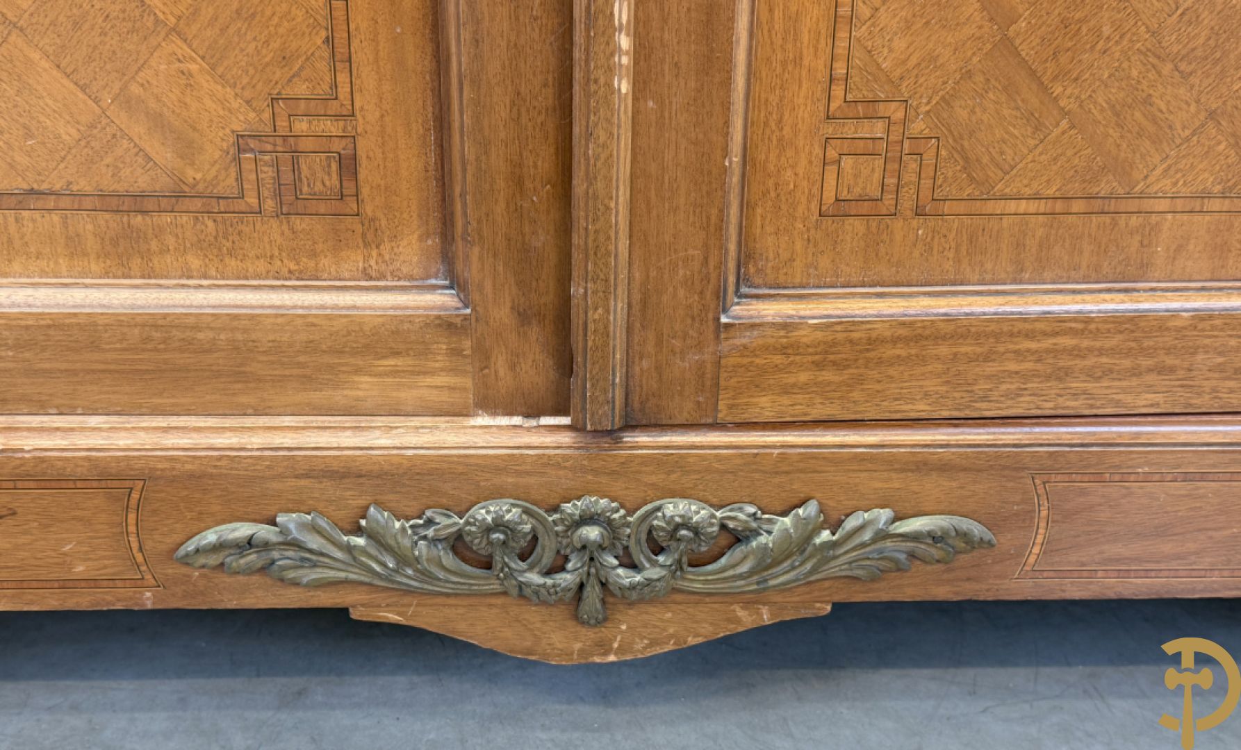 Art deco Decoene vierdeursdressoir in notelaar fineer met gebogen beglaasde deuren opzij en bezet met bronzen ornamenten - bovenaan met marmeren blad
