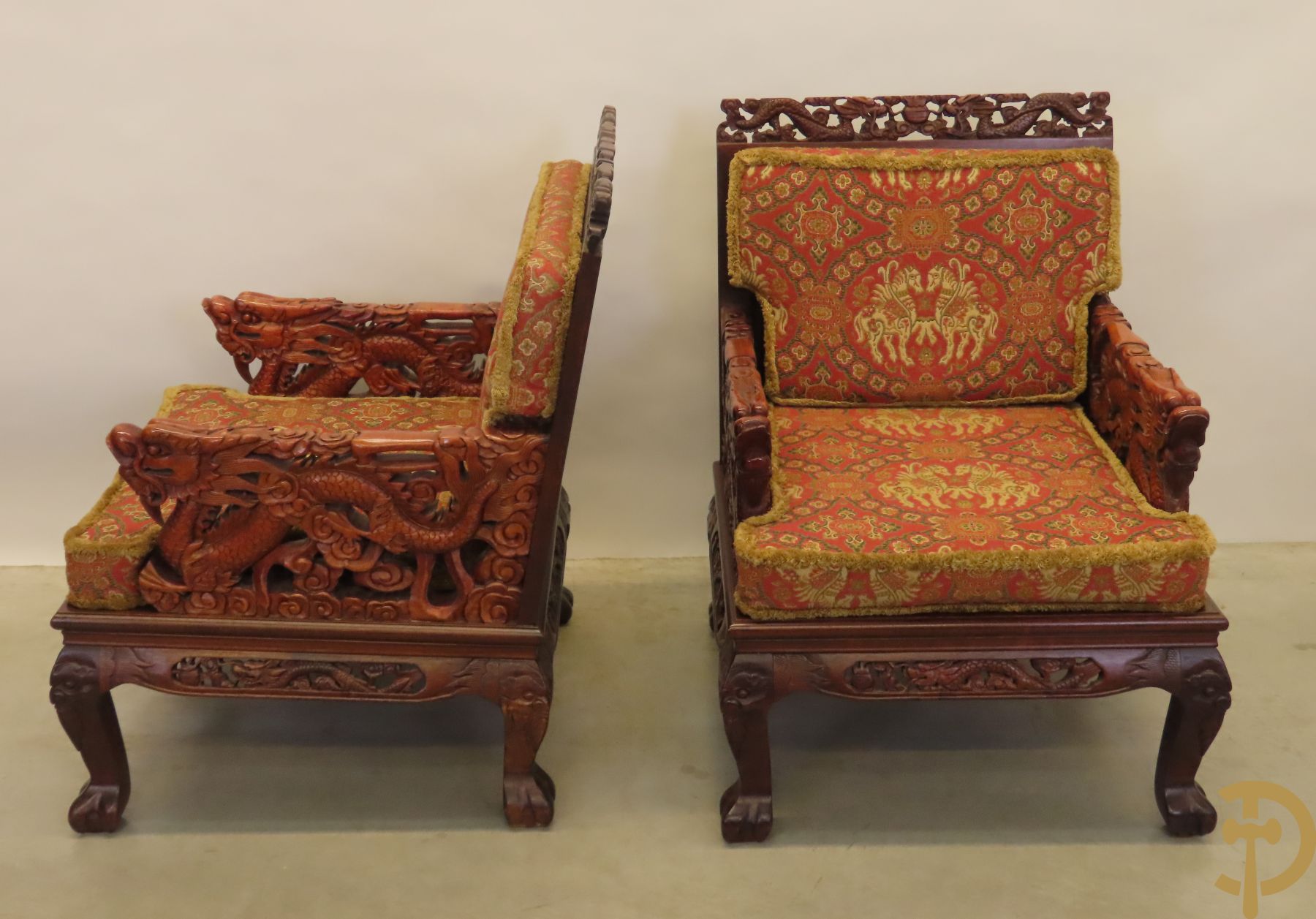 Aziatisch hardhouten salonensemble bestaande uit paar fauteuils met drakensculptuur en orientaalse motieven, paar lage banquettes, paar bijzettafels en salontafel