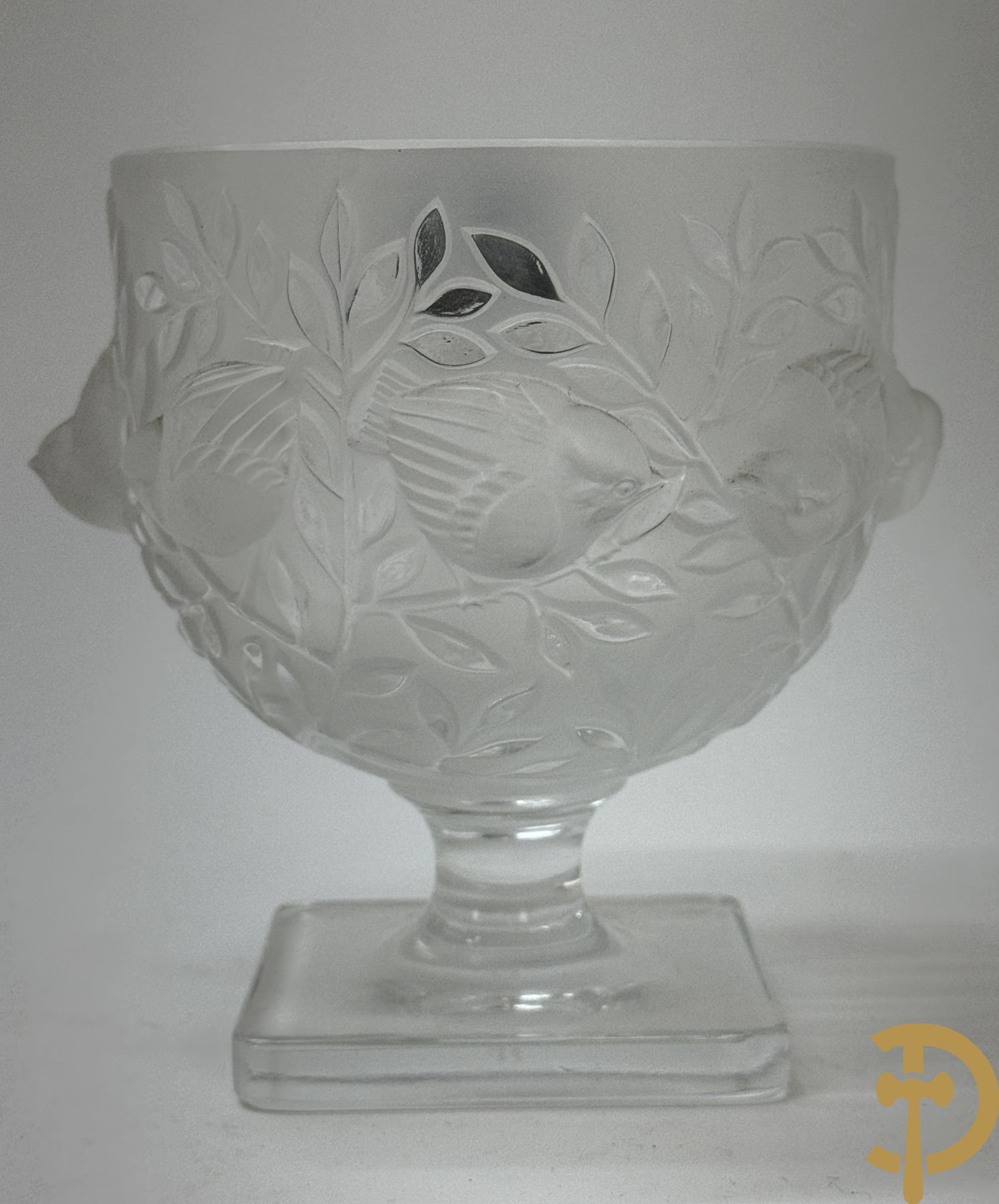 Coupe van glaspasta met vogel- en bloemendecor, Lalique France getekend