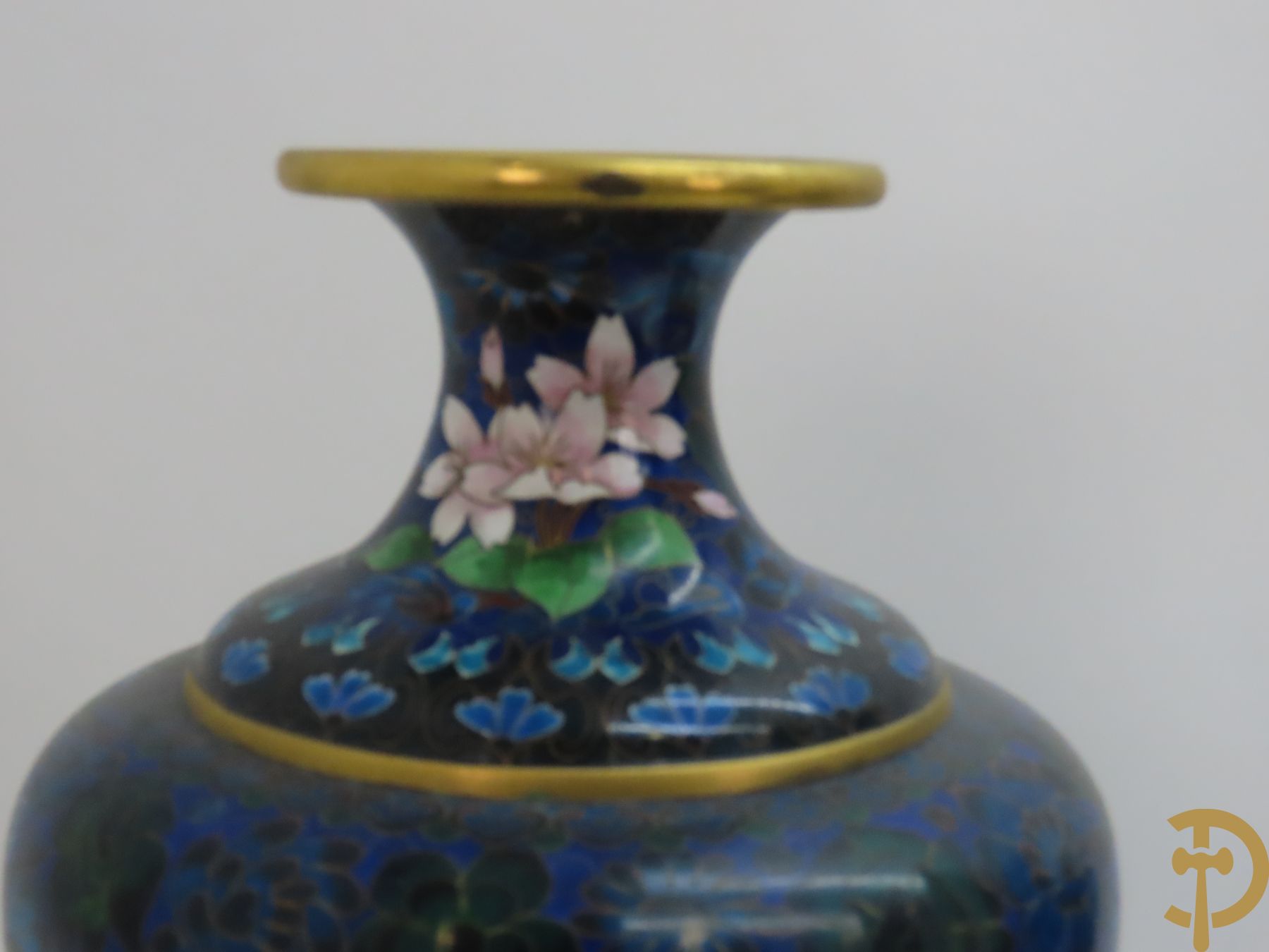 Paar blauwe cloisoné vazen met bloemendecor op sokkel