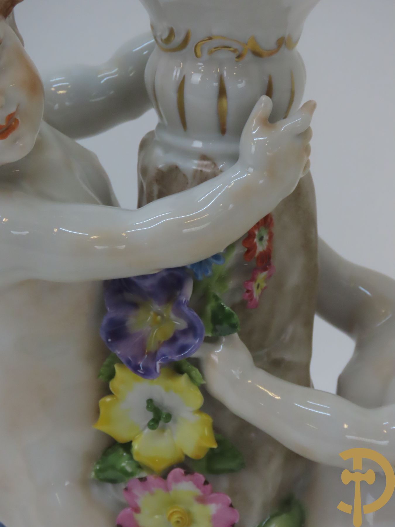 Twee porseleinen vijfarmige kandelaars met cupido
