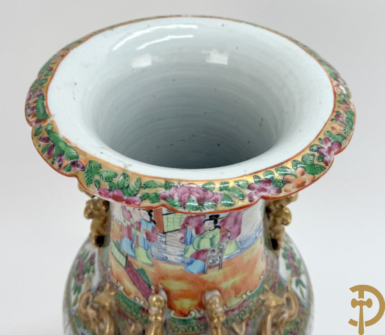 Chinese porseleinen Kanton vaas met geanimeerde taferelen en natuurdecor