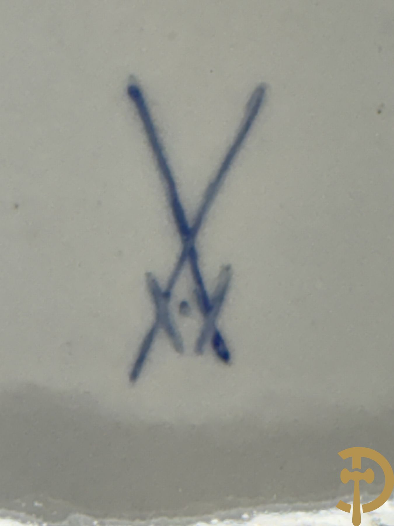 Porseleinen groentenschotel met handbeschilderd bloemendecor, Doorniks, onderaan gemerkt, 19e