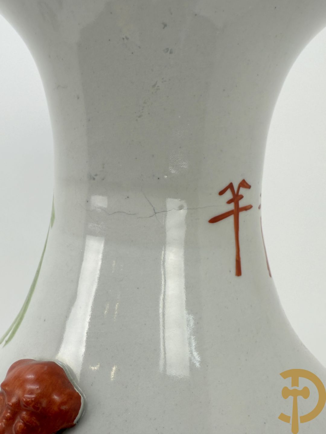 Twee rolvazen met bloemen- en vogeldecor + dekselpotiche met vogeldecor + Chinese vaas met decor van dames en kinderen