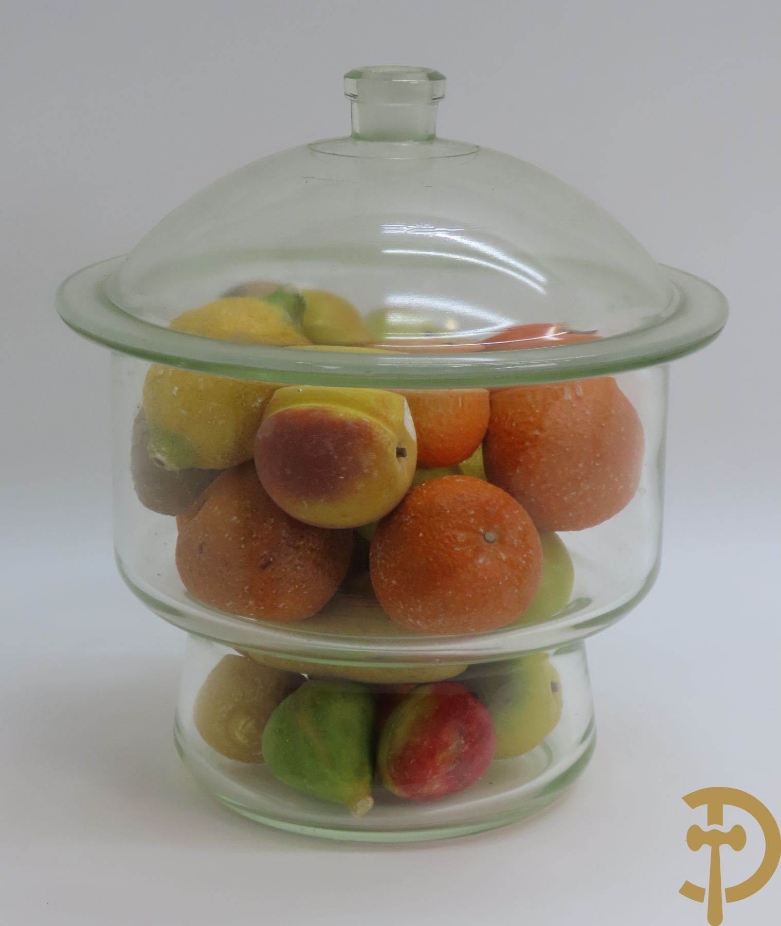 Verzameling imitatiefruit (citroenen, peren, mandarijnen, sinaasappels) van gesculpteerd albast in glazen bokaal