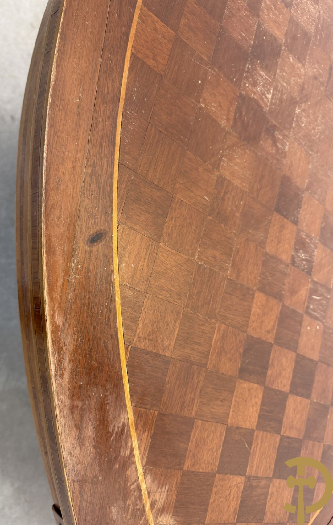 Ovale geparketteerde notelaren tafel bezet met bronzen ornamenten, Art deco Decoene