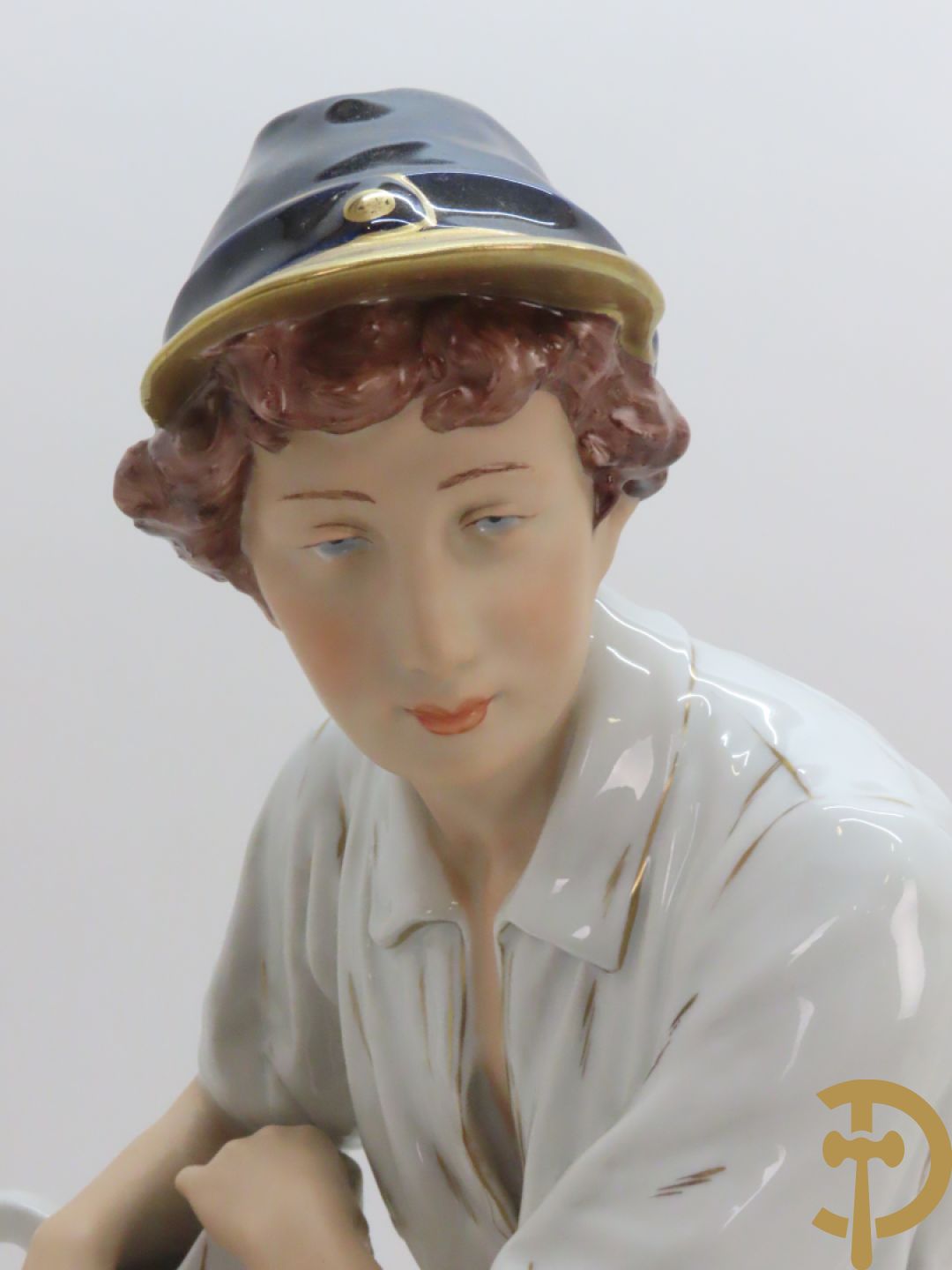 Paar Royal Dux personages van dame en heer bij de waterkraan, onderaan gemerkt en genummerd 10965 en 10563