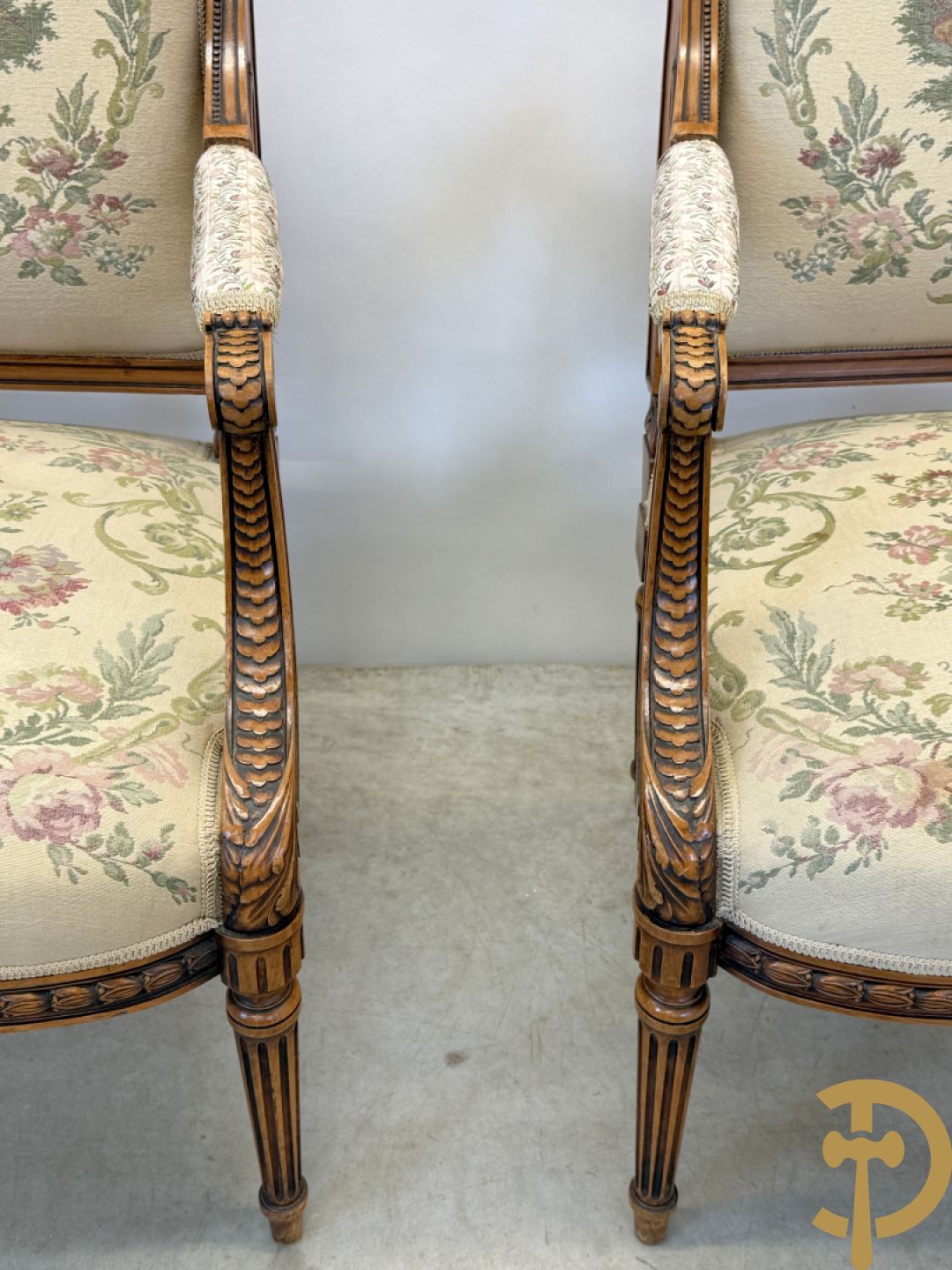 Vijfdelig notelaren Louis XVI salonensemble bestaande uit canapé, 2 armzetels en 2 stoelen