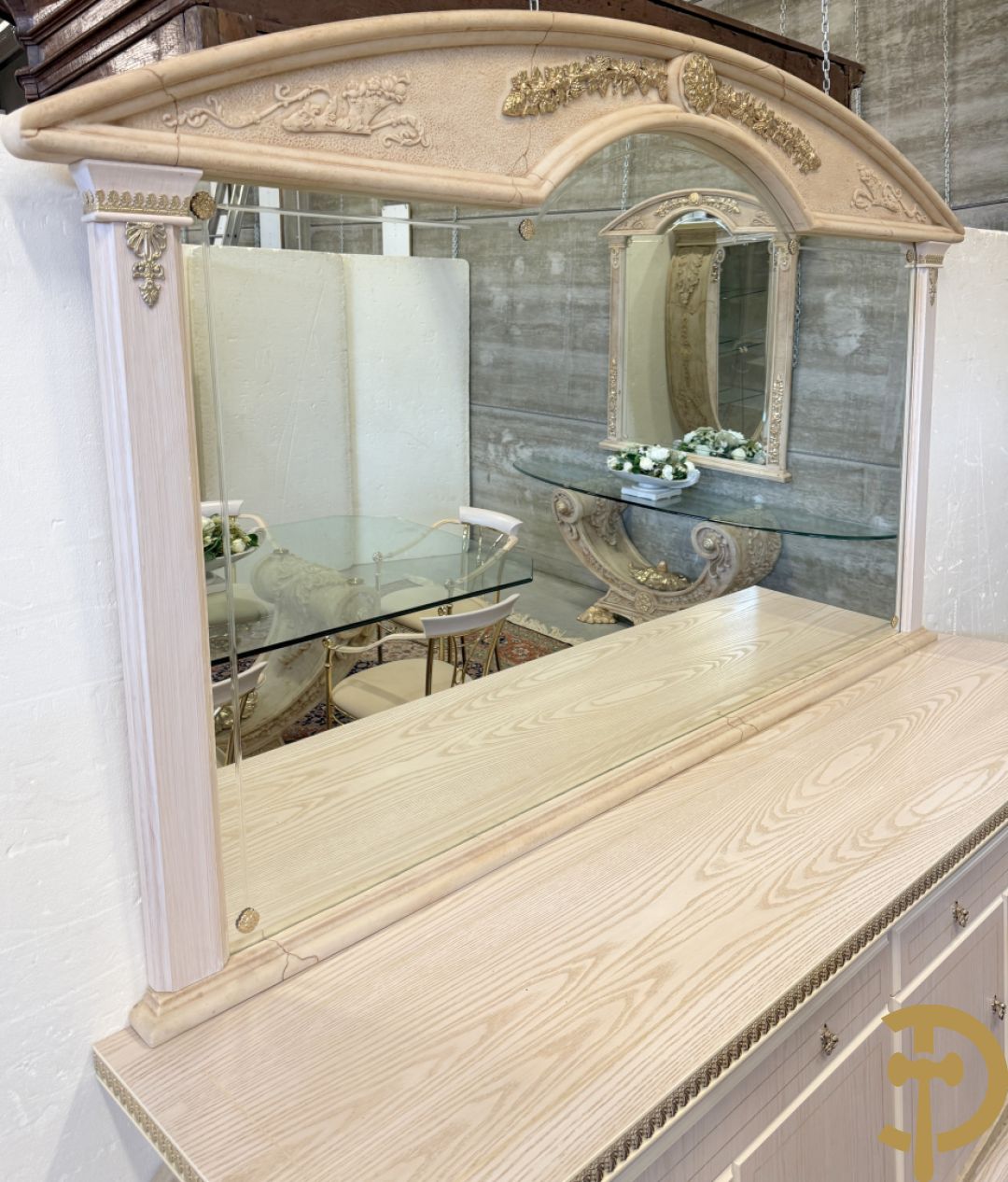 Uitzonderlijke eetkamer bestaande uit dressoir met 4 deuren en 2 lades op voluutvormig onderstel met rocailles opzij en boven met spiegel + bijhorende vitrine + console + spiegel + tafel op voluutvormig onderstel + 6 bijhorende armzetels met koperen frame - uniek ontwerp door de firma Vidal Grau Spaanse makelij, begin jaren 