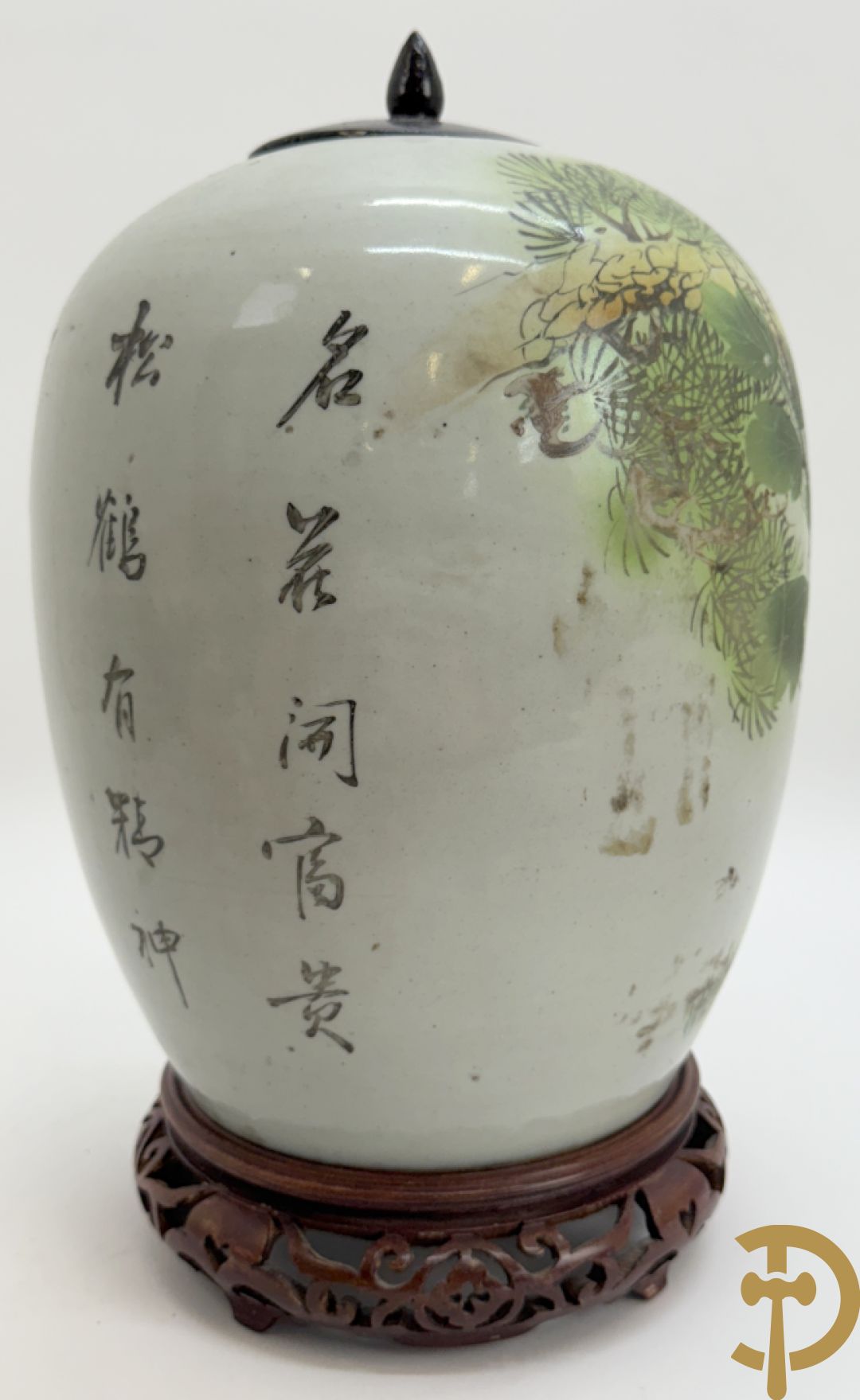 Twee Chinese porseleinen dekselpotiches met dieren- en bloemendecor