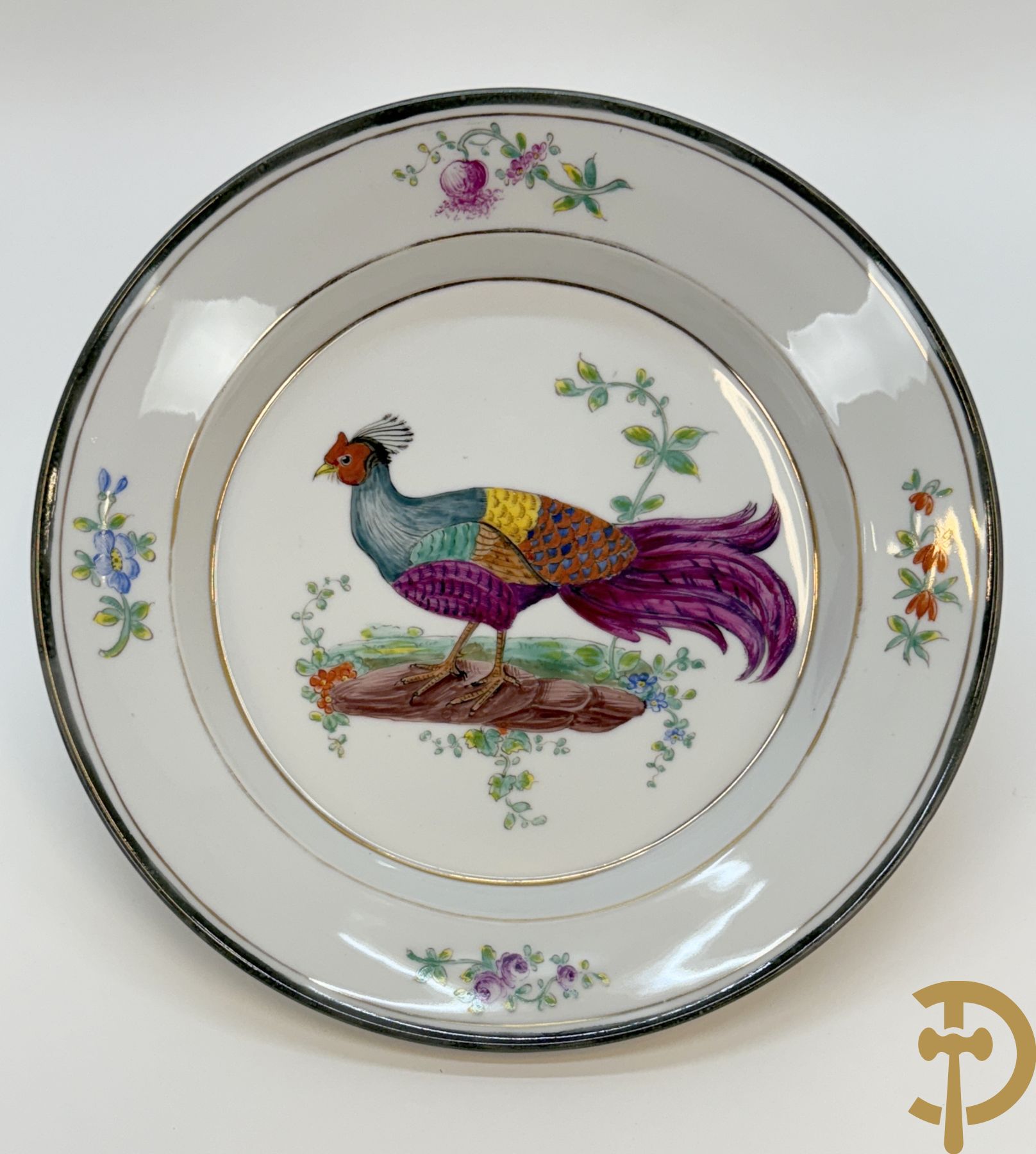 Paar handgekleurde Franse porseleinen borden met vogeldecor, 19e