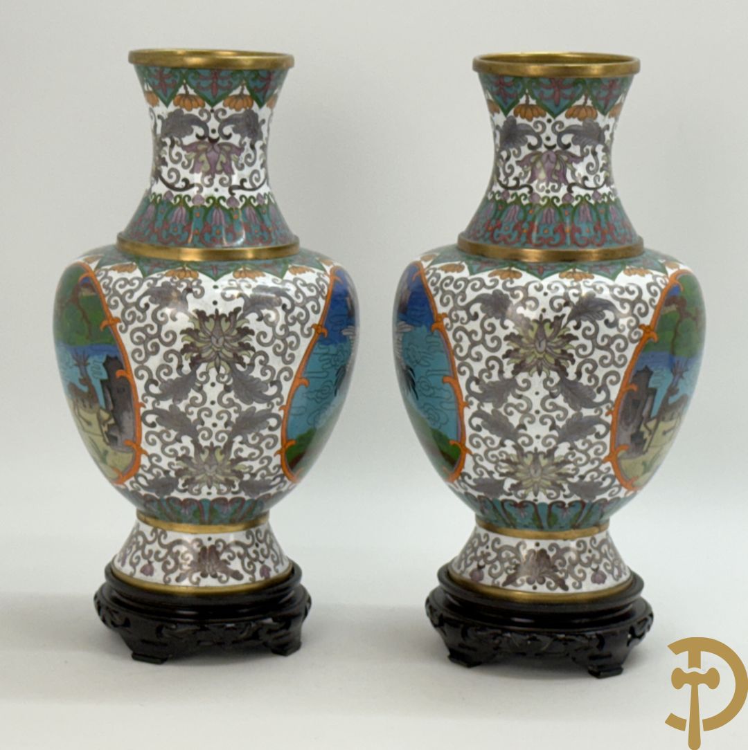 Paar cloisoné vazen met decor van vogels en bloemen op bijhorende zwarte sokkels