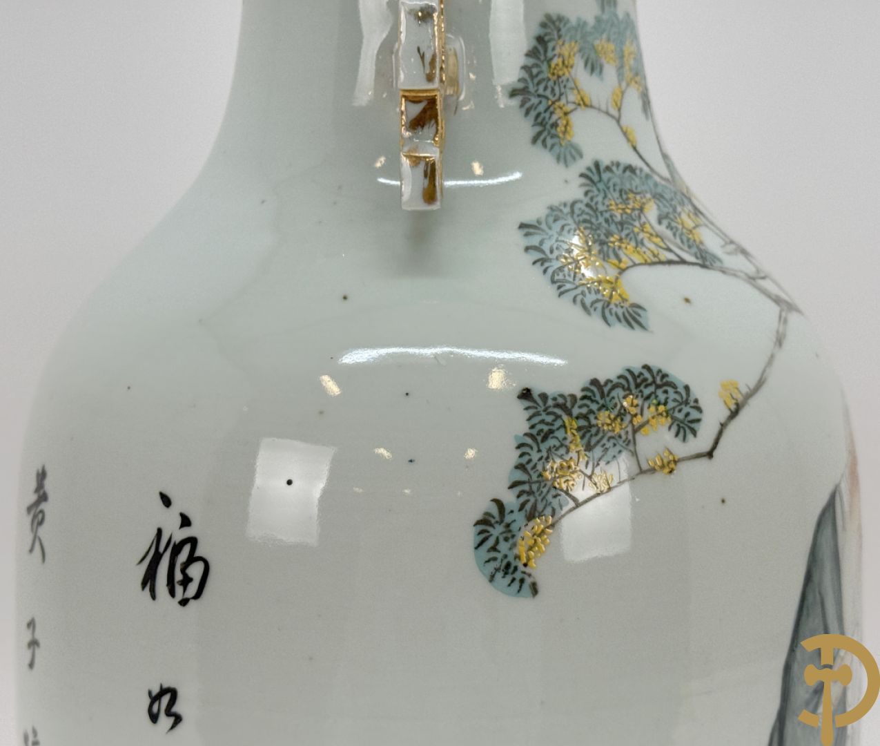 Chinese porseleinen vaas met decor van wijsgeer omgeven door kinderen