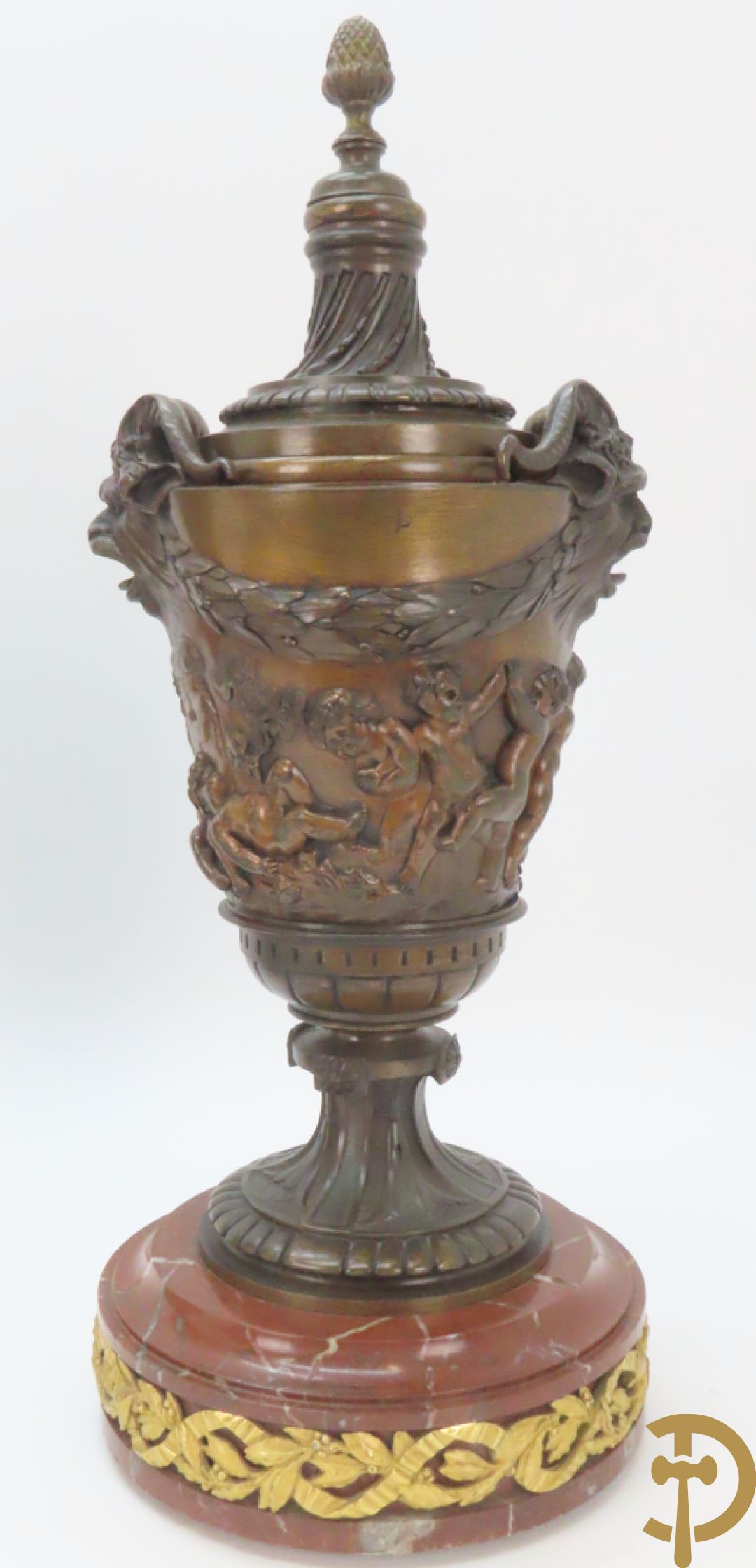 Paar bronzen cassolettes omgeven door dansende cupido