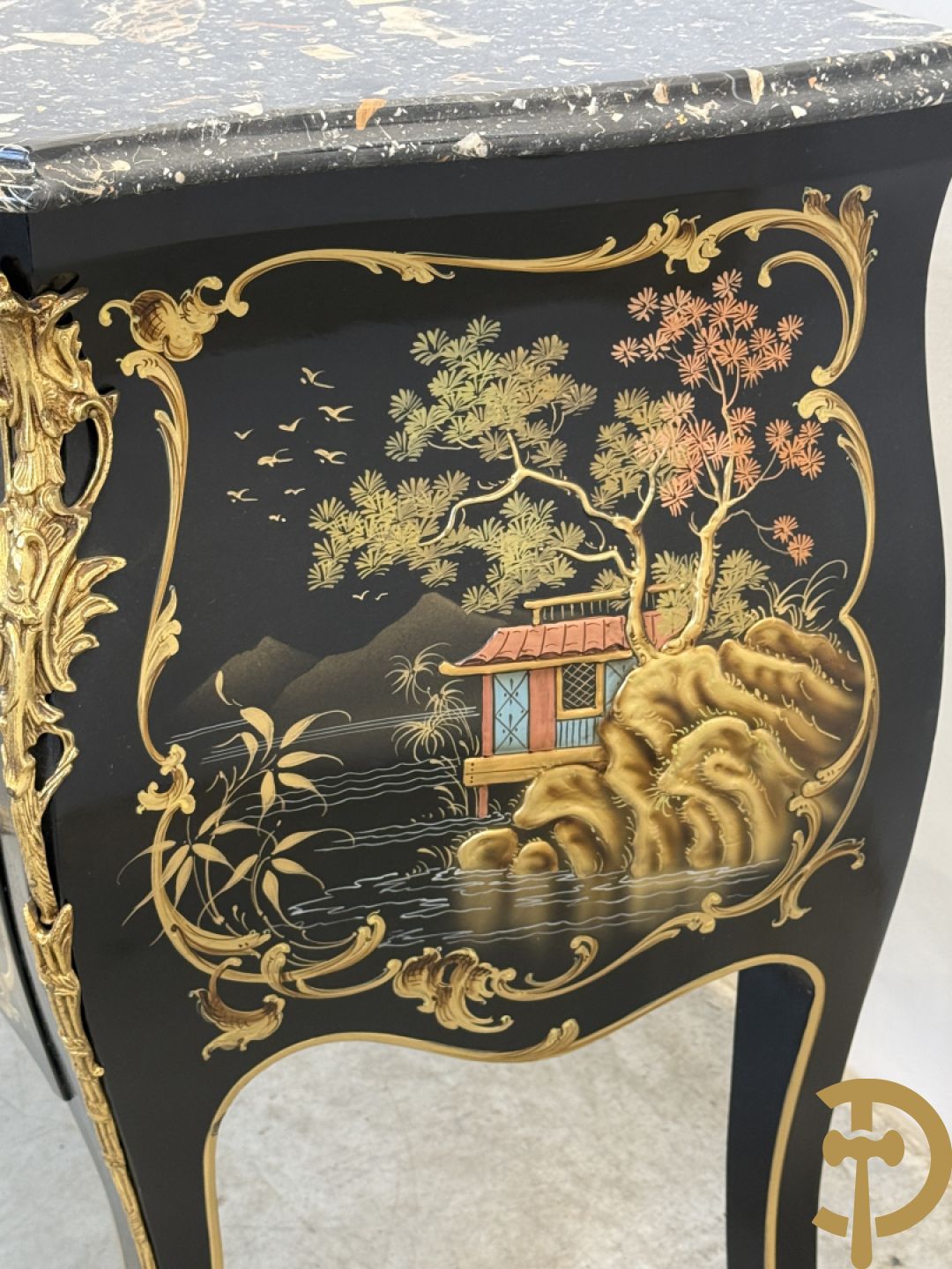 Zwartgelakte gebuikte tweeladencommode met Chinoiserie decor en marmeren blad
