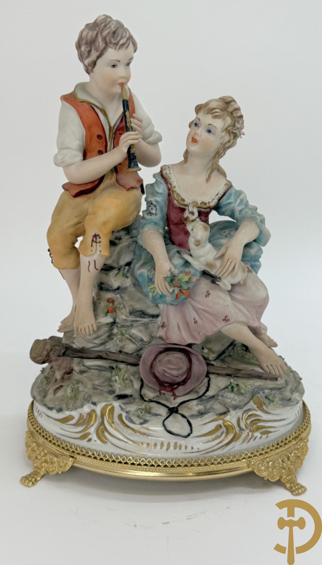 Zes porseleinen groepen Capo di Monte : Paarden met koets, oude man op bank, dame met kinderen, cupido