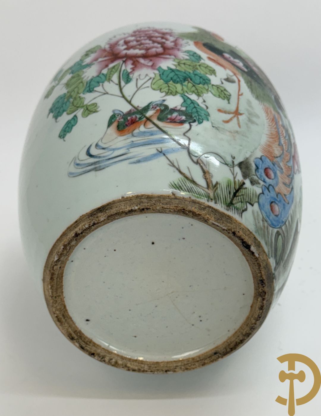 Drie Chinese porseleinen dekselpotiches met vogel- en bloemendecor