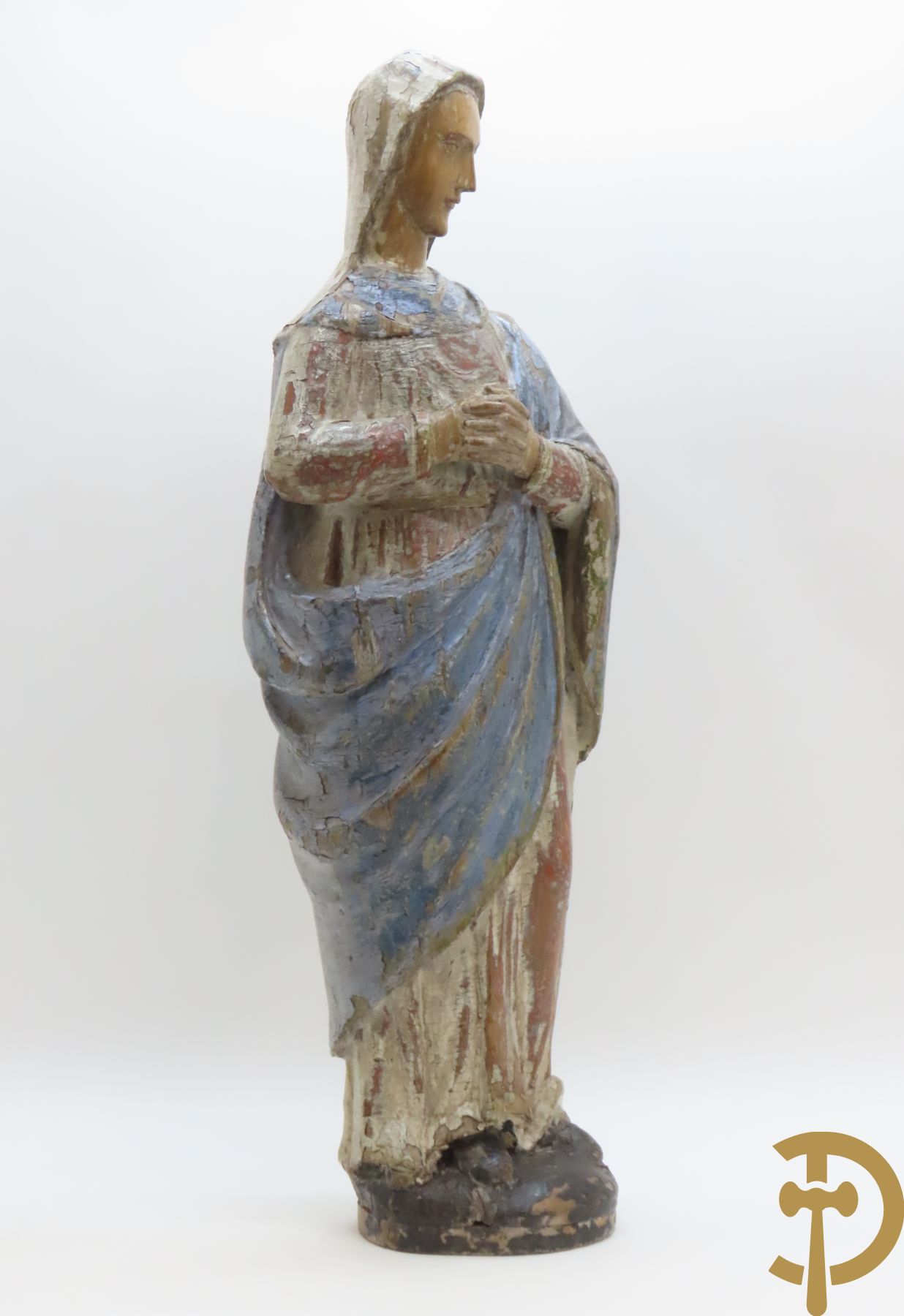 Europese houtsculptuur van staande Madonna met polychromieresten, 18e