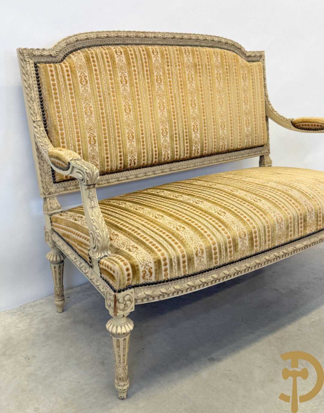 Gemonochromeerd salonensemble met gesculpteerde bladranken bestaande uit canapé, 2 armzetels en 3 stoelen