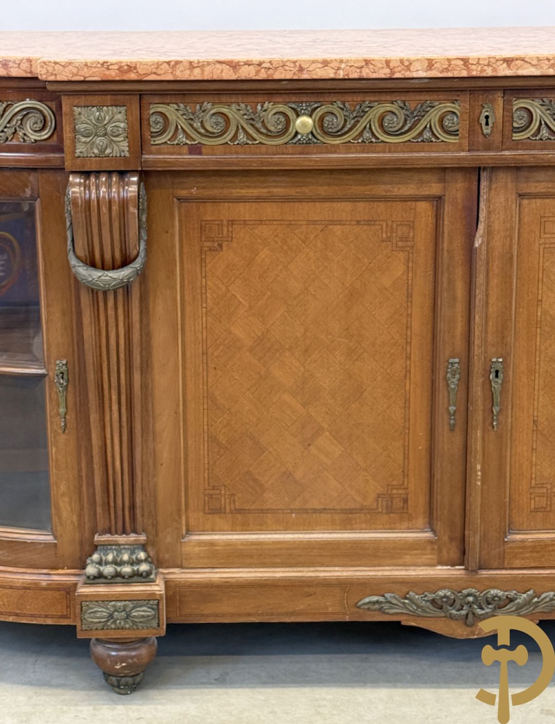 Art deco Decoene vierdeursdressoir in notelaar fineer met gebogen beglaasde deuren opzij en bezet met bronzen ornamenten - bovenaan met marmeren blad