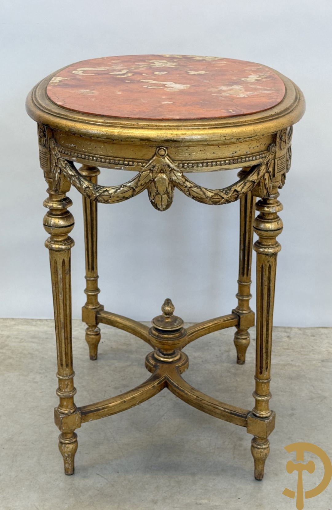 Ovale vergulde salontafel met Louis XVI motieven op gecanneleerde poten - met marmeren blad + 2 vergulde Louis XVI stoelen