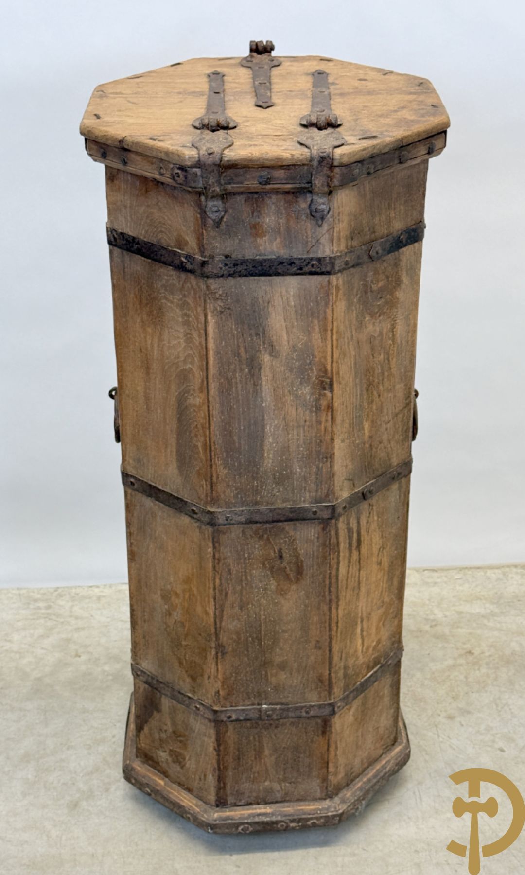 Achthoekig eiken opbergmeubel met smeedijzeren hengsels en geheime ruimte onderaan