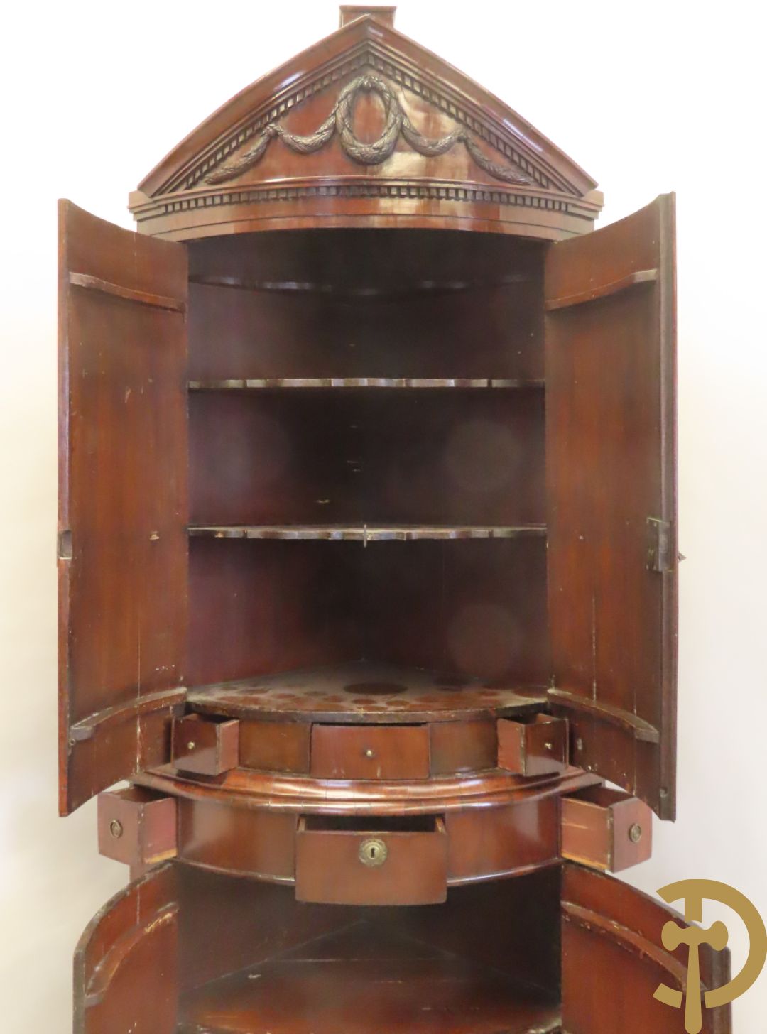 Mahoniehouten hoekkast met gebogen deuren - bovenaan met fronton en Louis XVI motieven, laat 18e