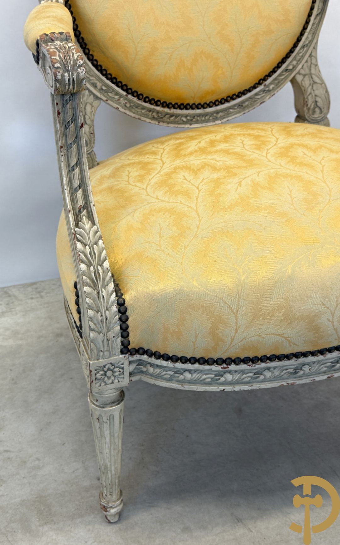 Salonensemble met rocailles, bloemenmotieven en gecanneleerde poten bestaande uit canapé, 2 armzetels en 2 stoelen