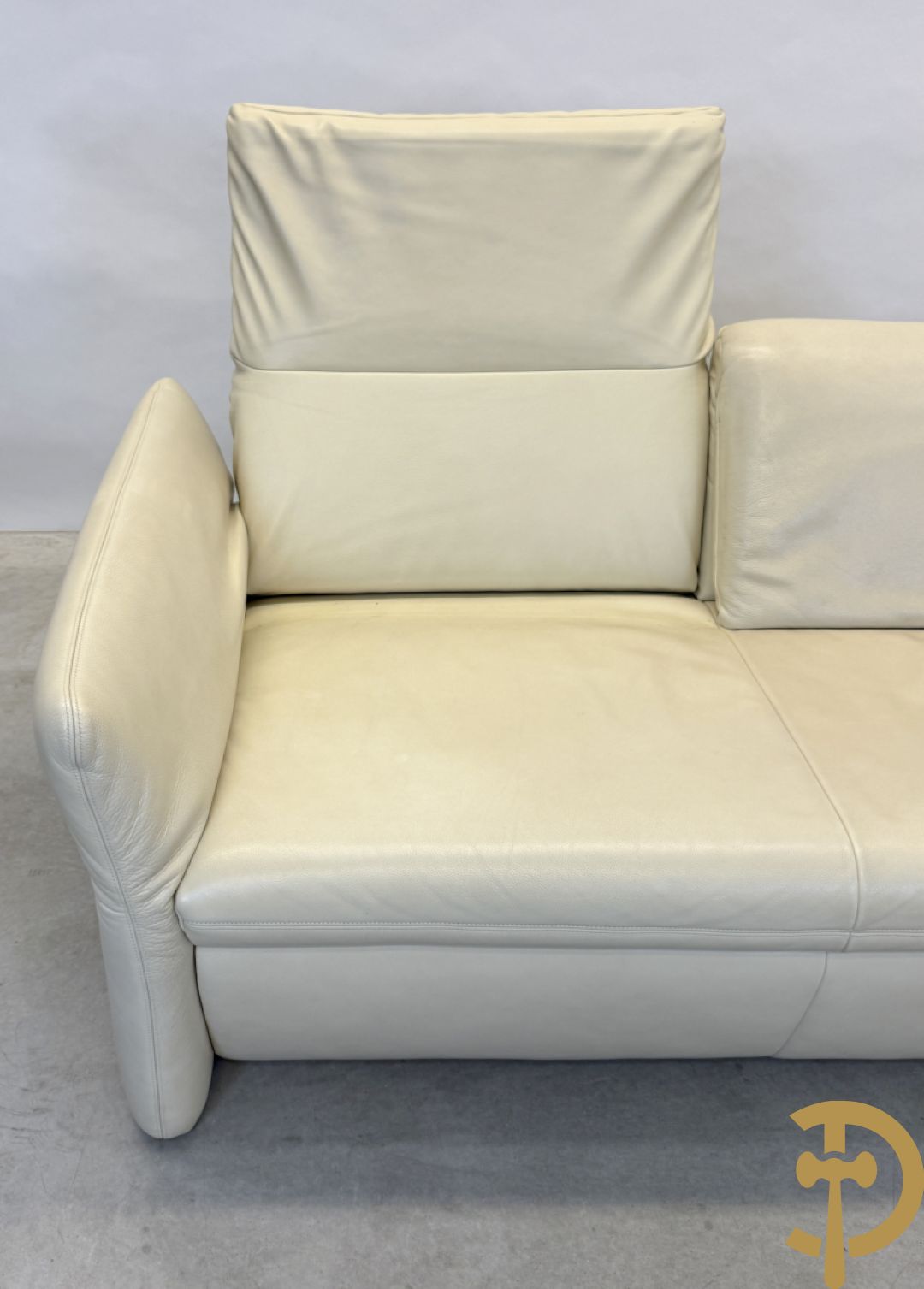 Salonensemble Koinor bestaande uit 3 elementen waarvan groot element met uittrekbaar voeteinde en twee tweezits