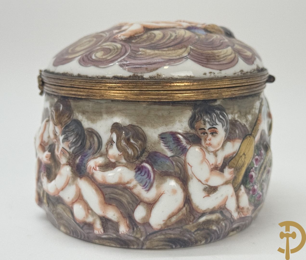 Vierkante blauw porseleinen fles Sèvres (Paul Milet) gemerkt met zilveren dop + dekseldoos Capo di Monte met cupido