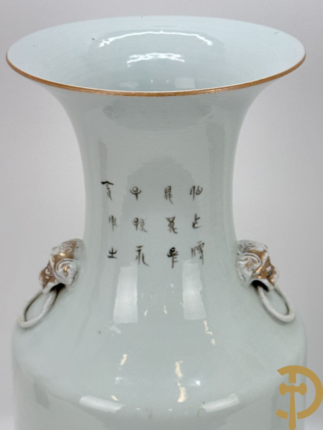 Paar Chinese porseleinen vazen met decor van dames in landschap