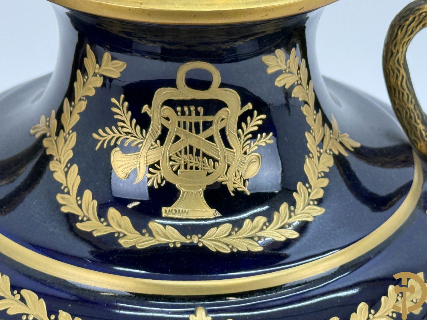 Paar porseleinen Sèvres cassolettes met handbeschilderd romantisch decor op blauwe fond, zijdelings met bronzen zwanen, Chateaux de Sceaux  gemerkt onderaan, Missant J. getekend