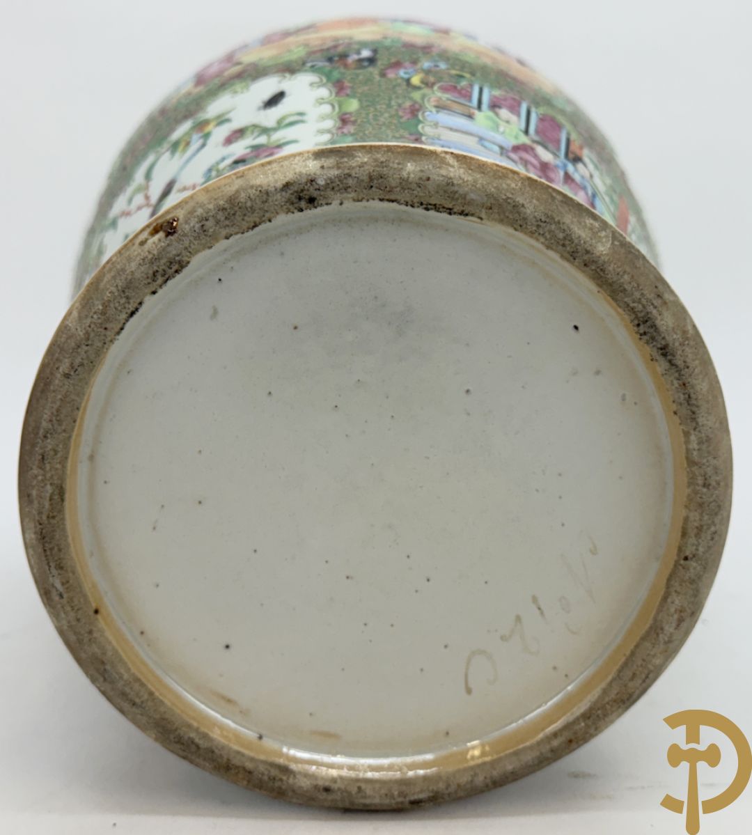 Chinese porseleinen Kantonvaas met geanimeerde taferelen, bloemen, vogel en vlinderdecor