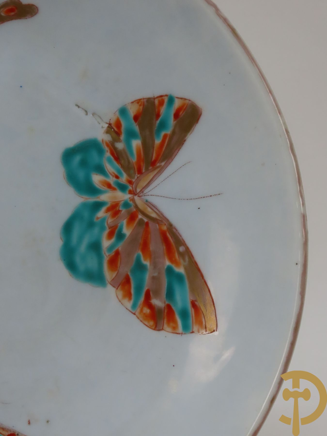 Paar porseleinen borden met vlinderdecor
