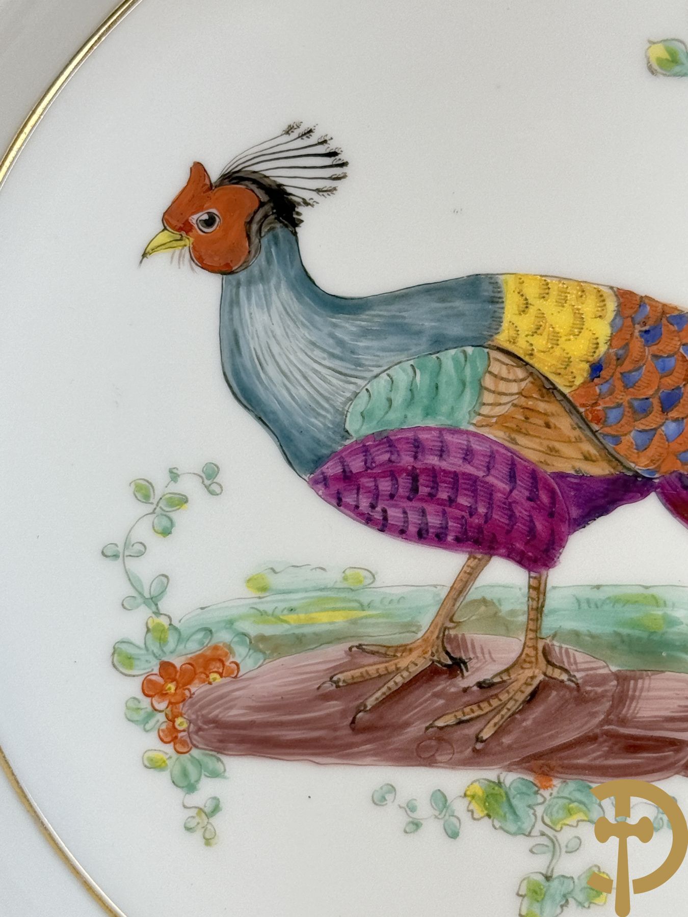 Paar handgekleurde Franse porseleinen borden met vogeldecor, 19e