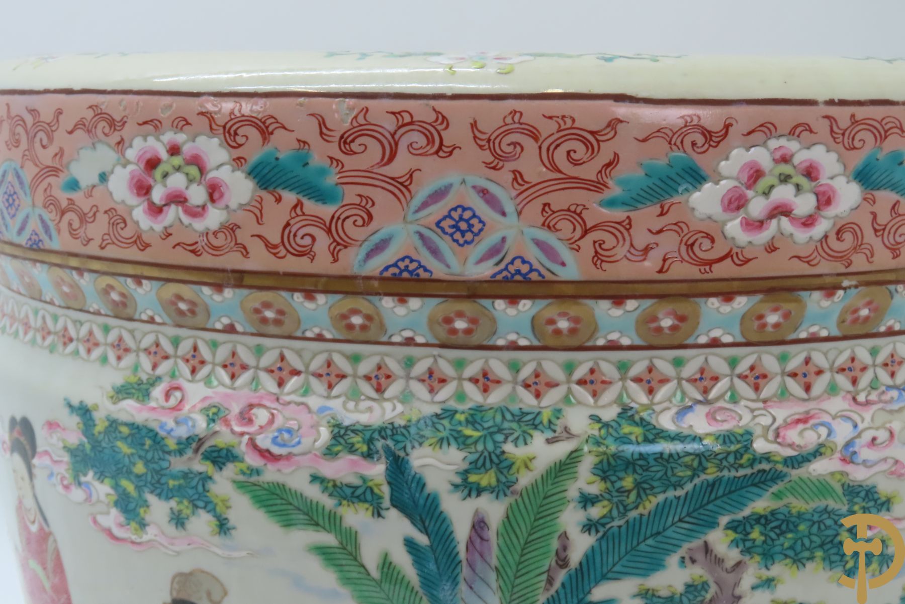 Chinese porseleinen cachepot met decor van tafel met wijsgeer en dames, onderaan gemerkt