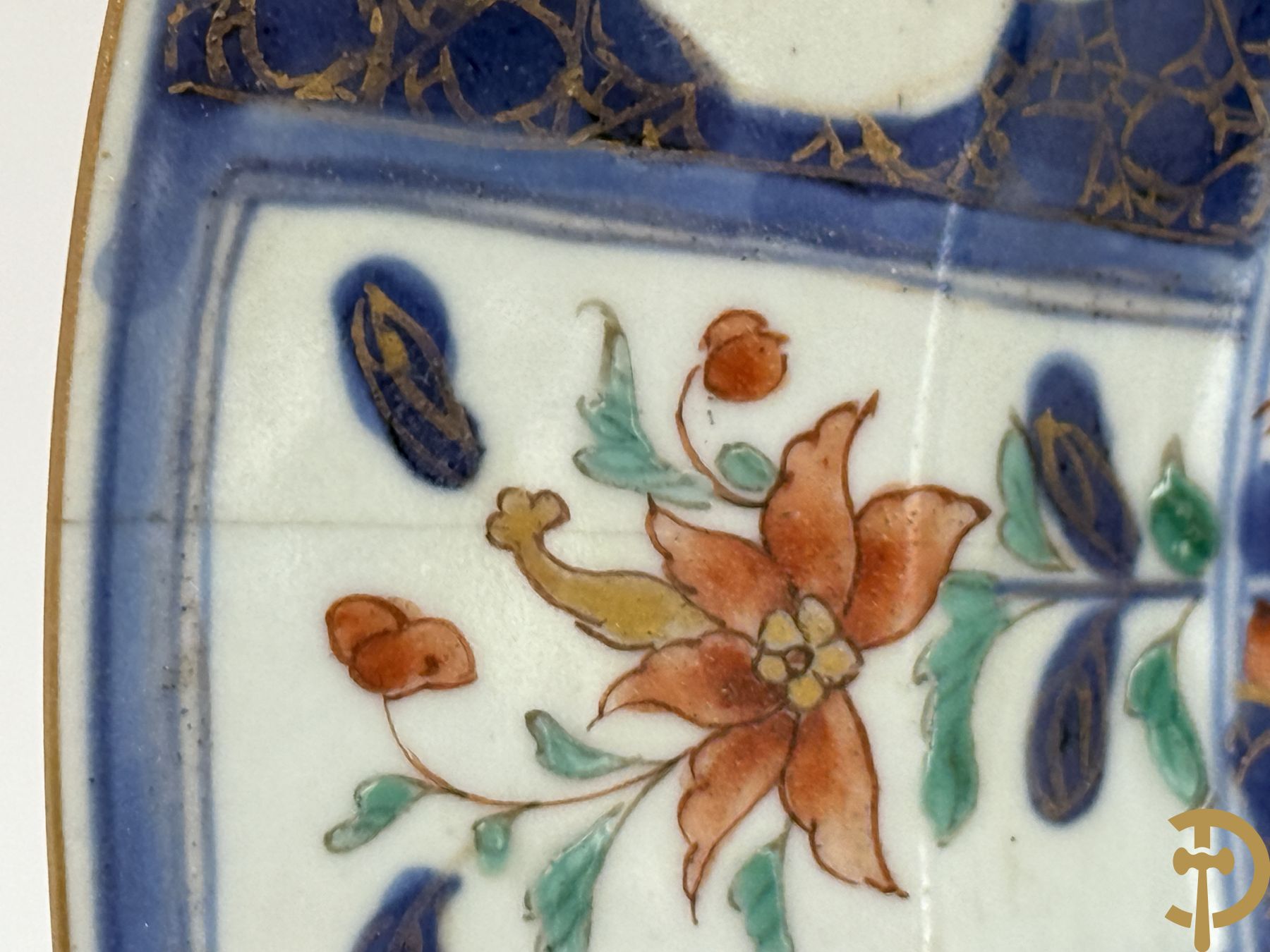 Chinees porseleinen Imari bord met landschapsdecor en bloemen