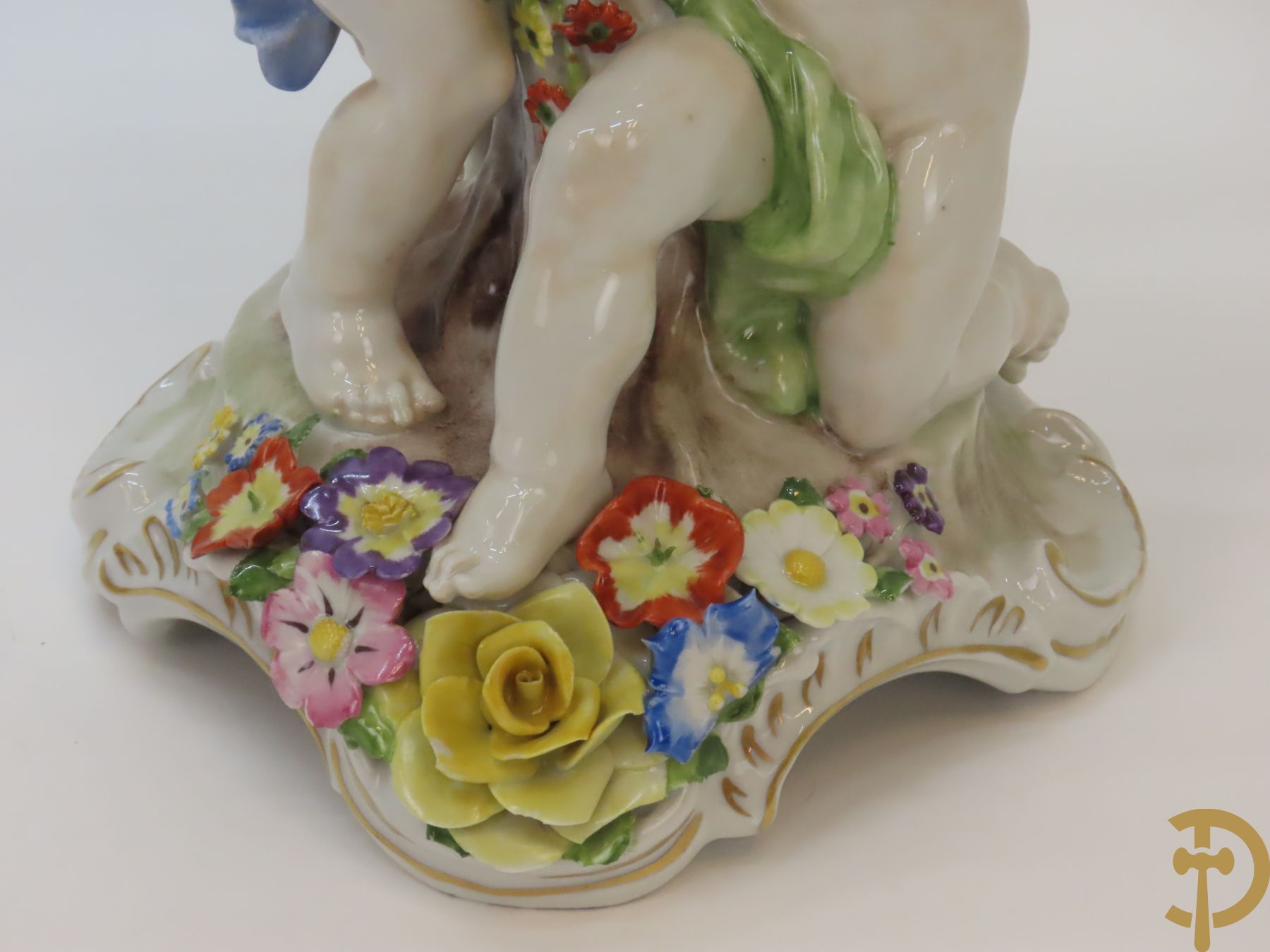 Twee porseleinen vijfarmige kandelaars met cupido