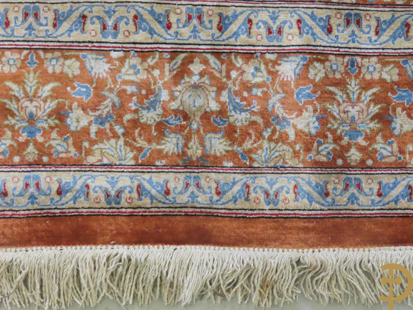 Oosters handgeknoopt gesigneerd tapijt Ghoum zijde op zijde met amforen en bloemenmotieven