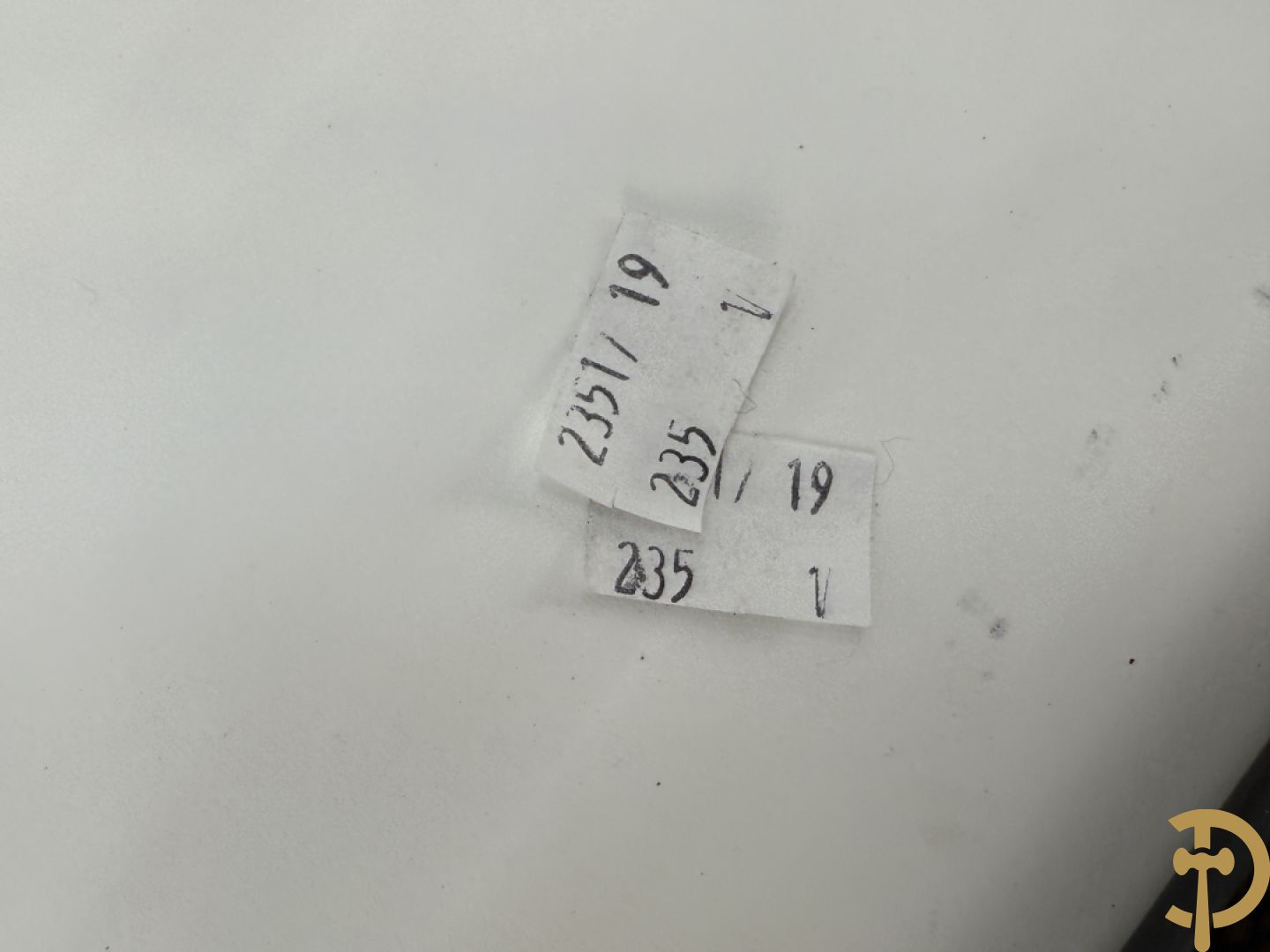 Zes porseleinen groepen Capo di Monte : Paarden met koets, oude man op bank, dame met kinderen, cupido