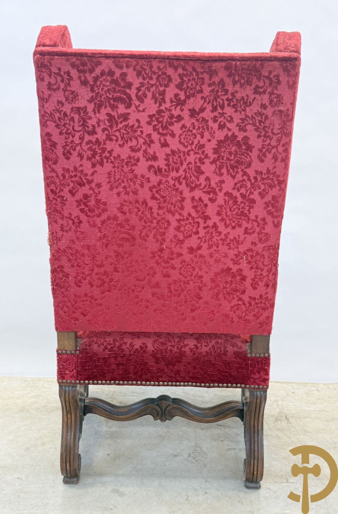 Paar armzetels met voluutvormige armleuningen, bordeaux stof, gesculpteerd met accanthusranken + Armzetel met bordeaux stof, vollutvormige armleunungen en gesculpteerd met accanthusranken