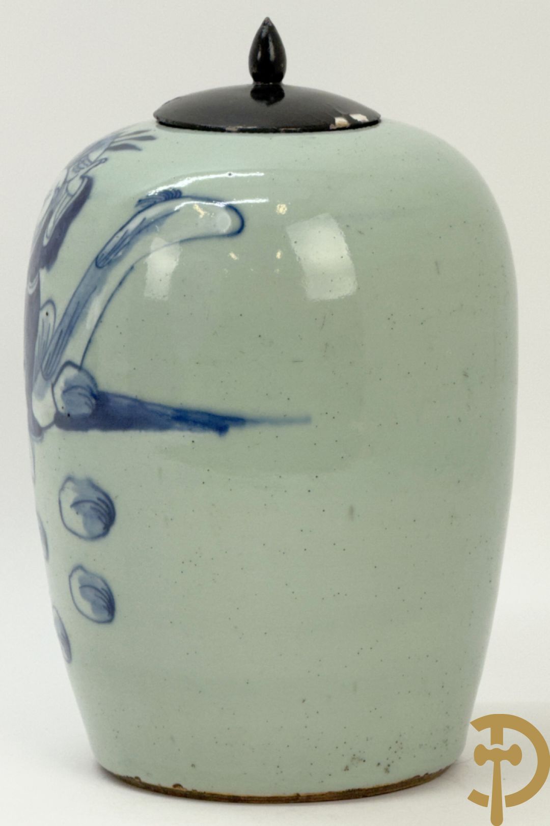 Chinese blauw/wit dekselpotiche met wijsgeer en dansende personages