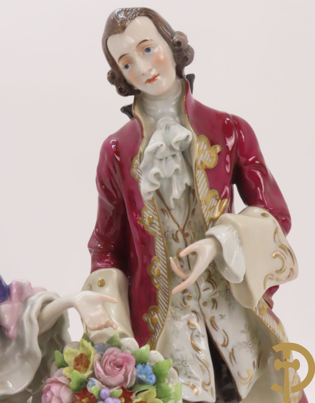 Porseleinen groep met zittende dame bij mandoline en heer met boeket bloemen, achteraan gemerkt Sax