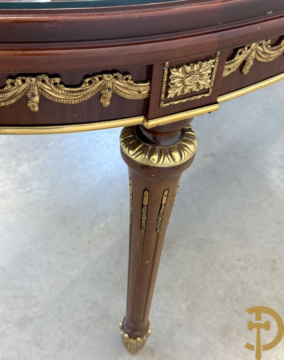 Ovale notelaren tafel bezet met bronsbeslag op gecanneleerde poten