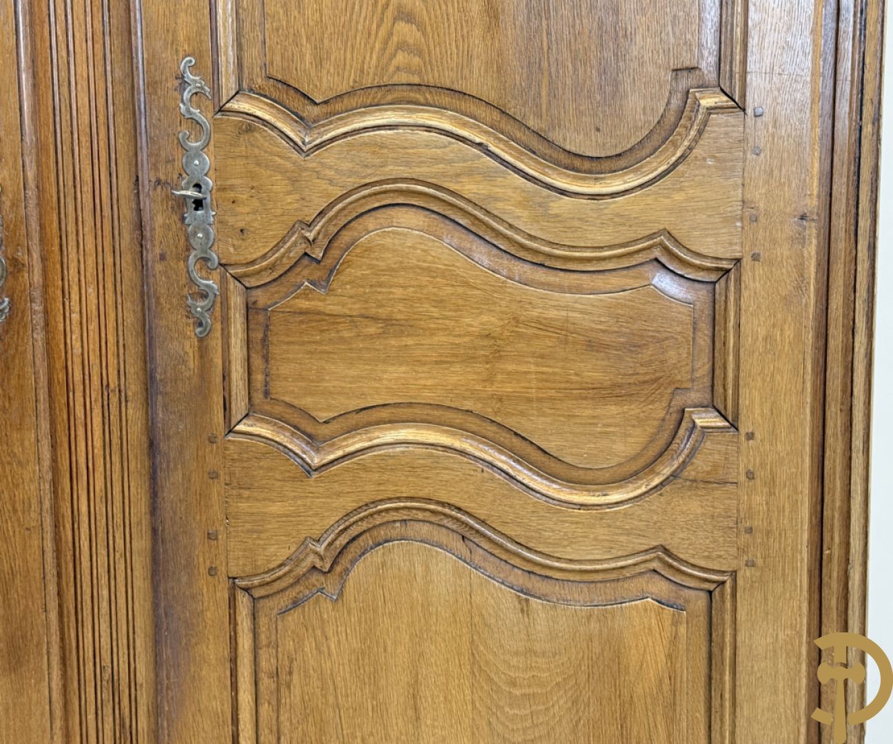 Massief eiken tweedeurskast met afgestoken panelen en gecanneleerde afgeronde hoeken