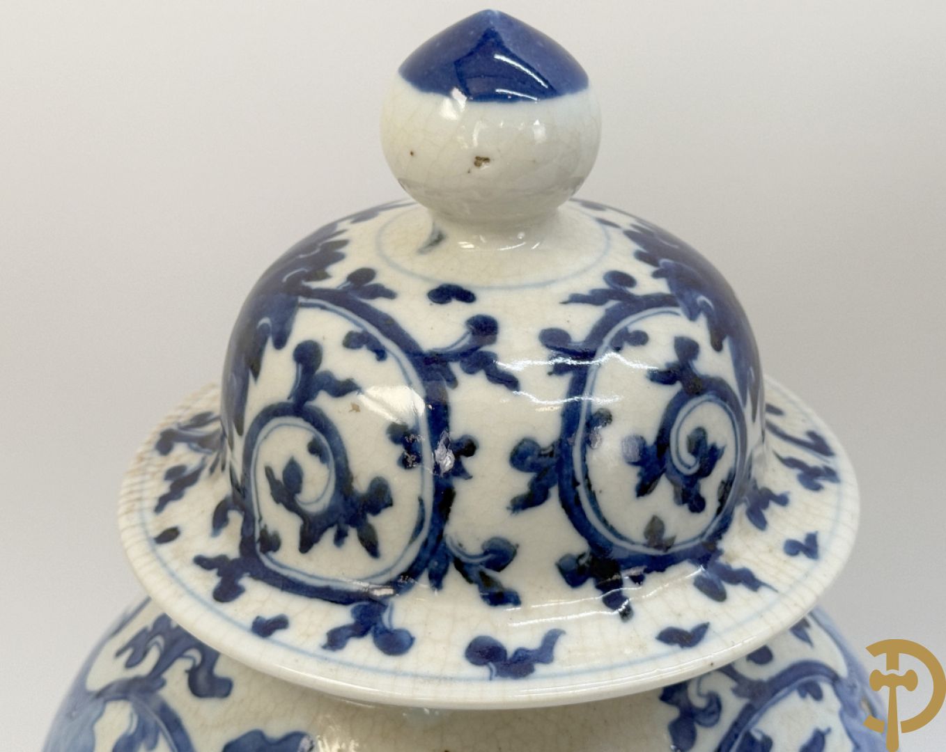 Paar Chinese dekselpotiches in blauw wit porselein met bloemendecor en accanthusranken