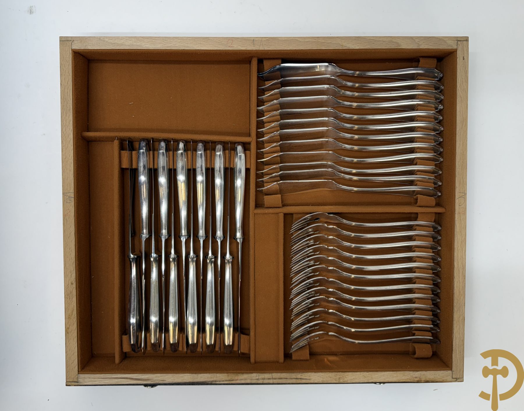 Verzilverd bestek (7 reeksen van 12 + grote stukken) in koffer, gemerkt Cornet