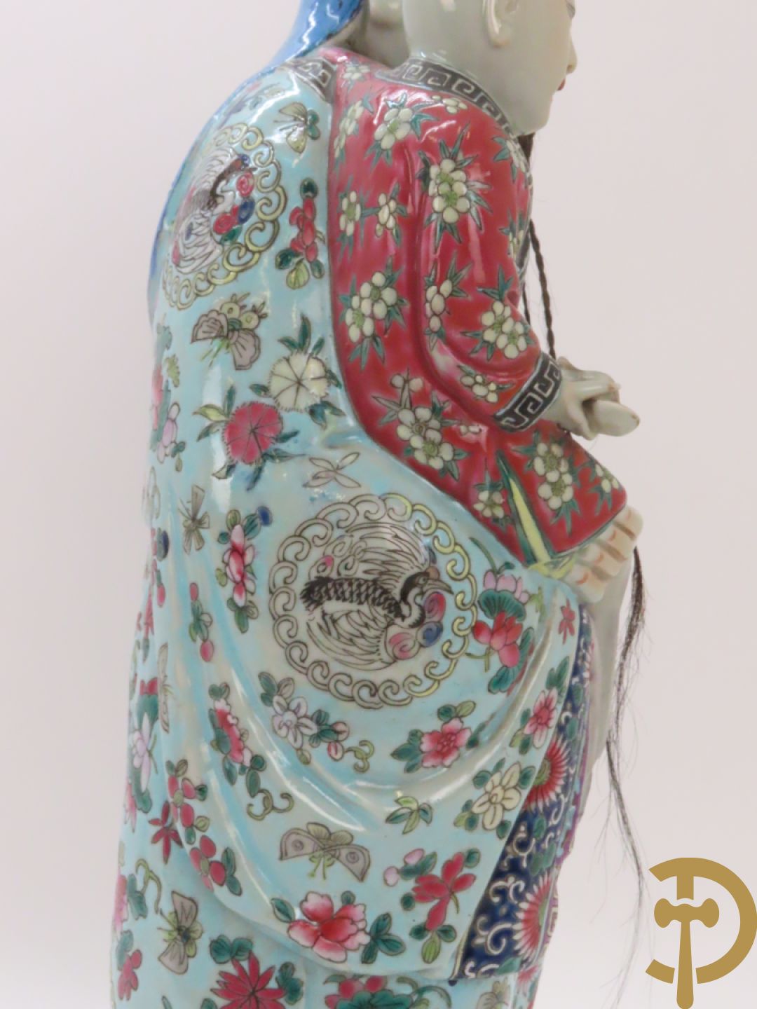 Chinese porseleinen wijsgeer dragende een kind